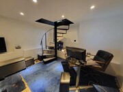 Un espace de travail moderne avec un escalier élégant.