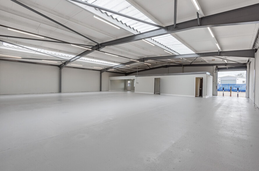 Dedworth Rd, Windsor to rent - Building Photo - Image 2 of 7