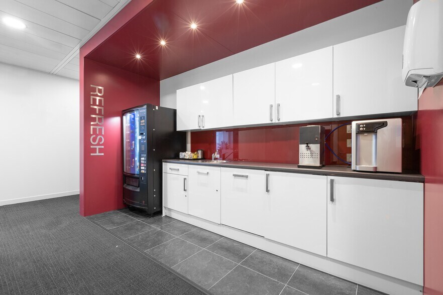 Breakspear Way, Hemel Hempstead to rent - Interior Photo - Image 2 of 9