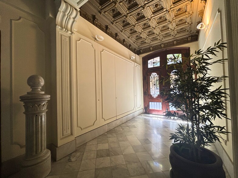Office in Barcelona, Barcelona to rent - Interior Photo - Image 2 of 6