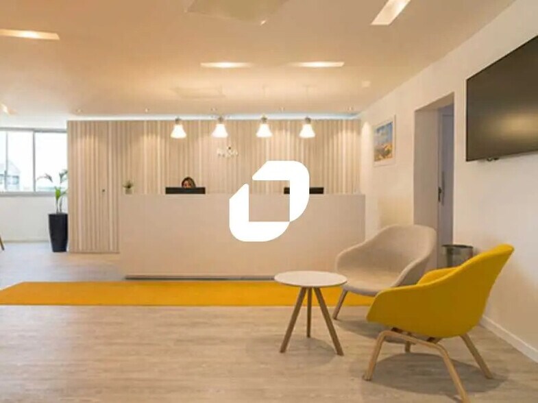 Office in Mérignac to rent - Lobby - Image 3 of 7