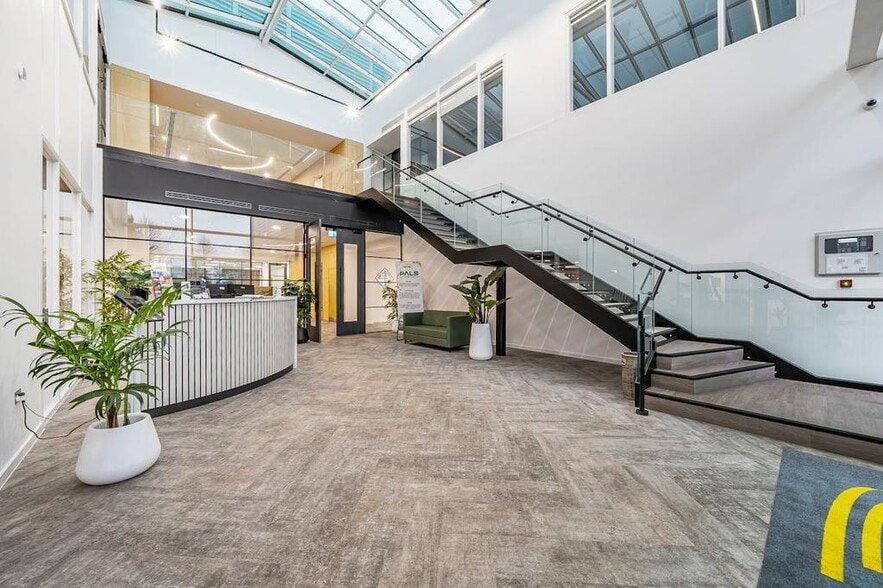 Oxford Rd, Uxbridge to rent - Building Photo - Image 3 of 14