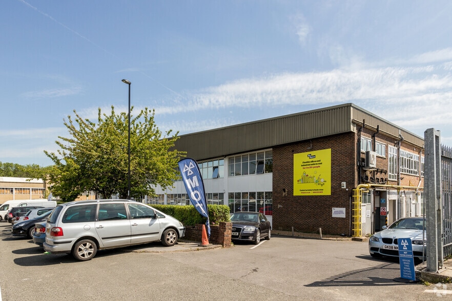 Vulcan Way, Croydon to rent - Building Photo - Image 2 of 40