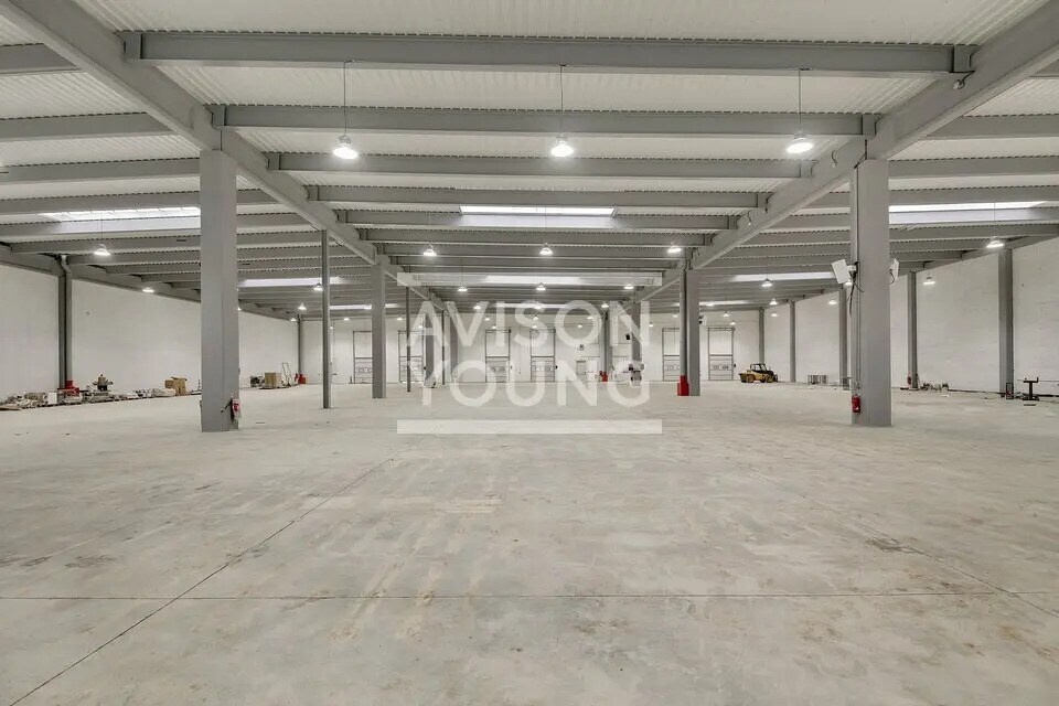 Light Industrial in Tremblay-en-France to rent Interior Photo- Image 1 of 6