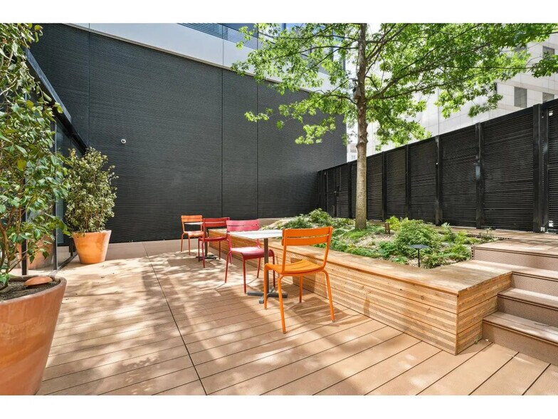 4 Place Du 8 Mai 1945, Levallois-Perret to rent - Building Photo - Image 2 of 39