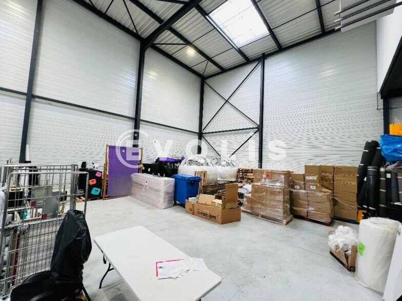 Light Industrial in Vaires-sur-Marne to rent - Interior Photo - Image 1 of 6