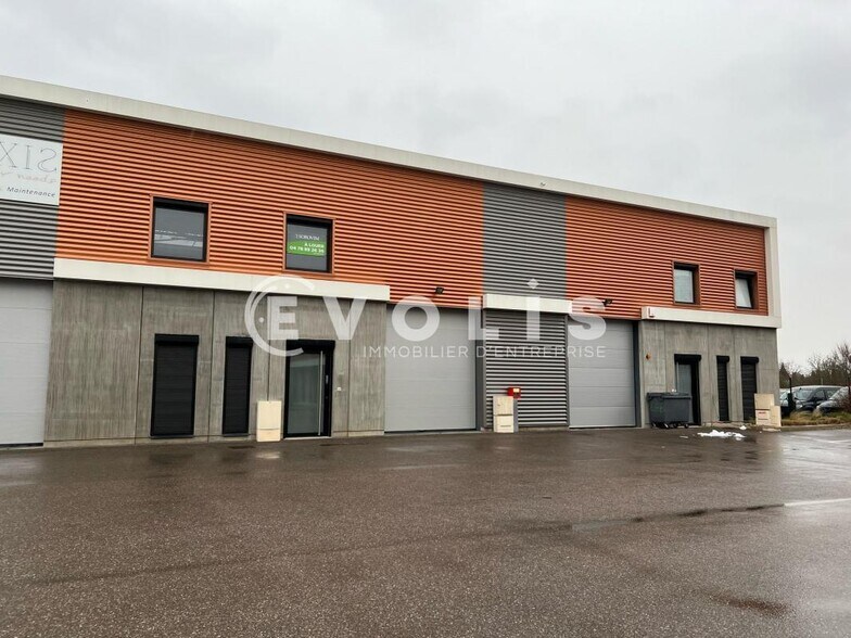Light Industrial in Meyzieu to rent - Building Photo - Image 1 of 13
