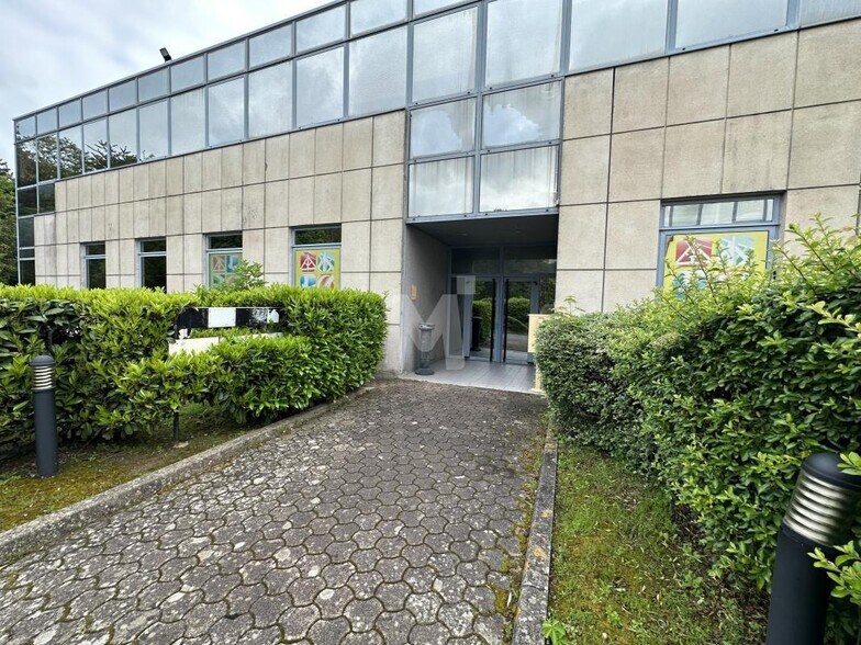 Office in Chilly-Mazarin to rent - Building Photo - Image 3 of 6