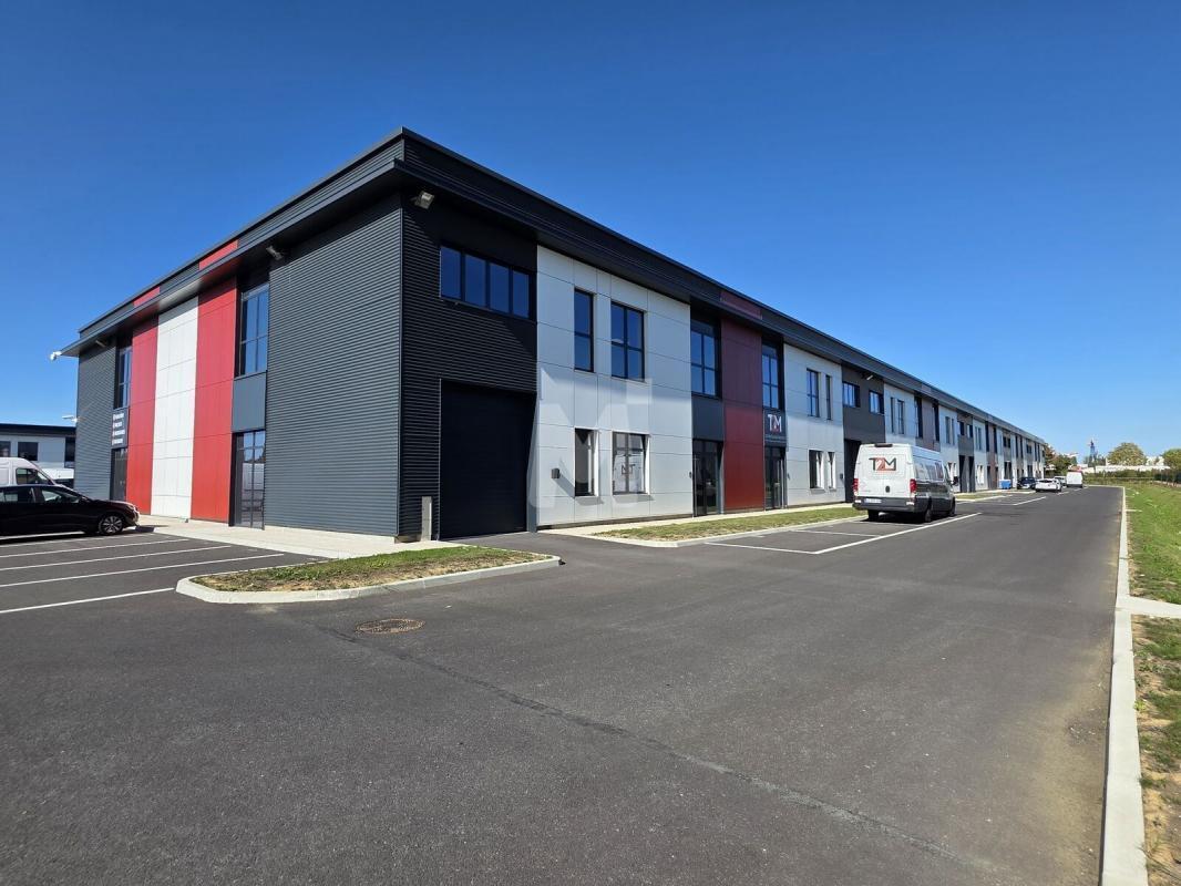 Light Industrial in Lieusaint for sale Building Photo- Image 1 of 8