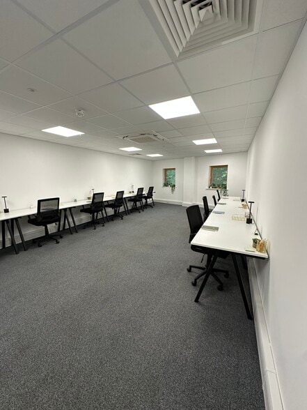 Derby Sq, Epsom to rent - Building Photo - Image 2 of 16