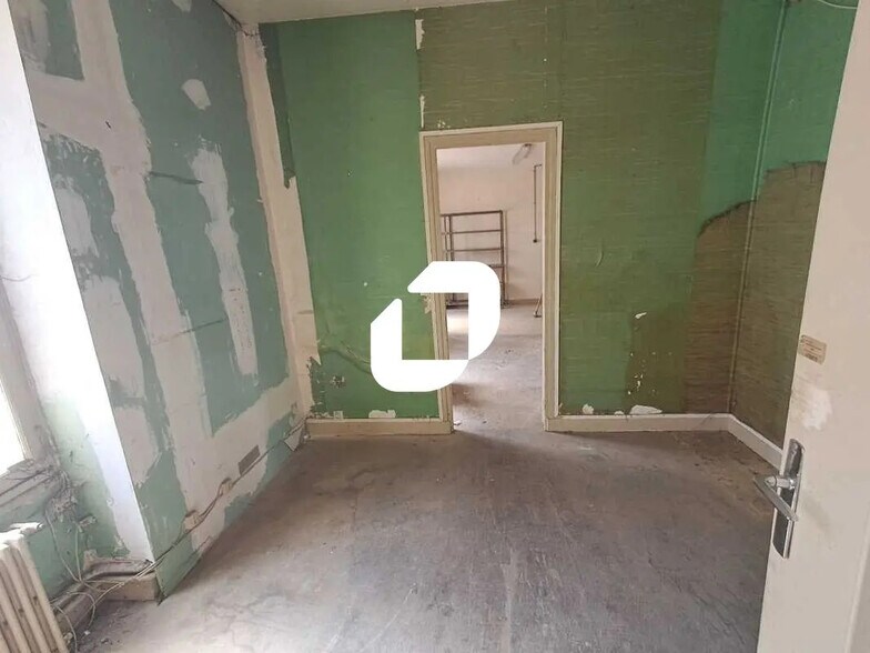 Light Industrial in Montrouge to rent - Interior Photo - Image 2 of 14