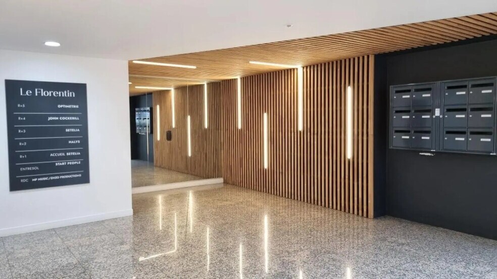 16 Rue Jean Jacques Rousseau, Issy-les-Moulineaux to rent - Lobby - Image 3 of 13