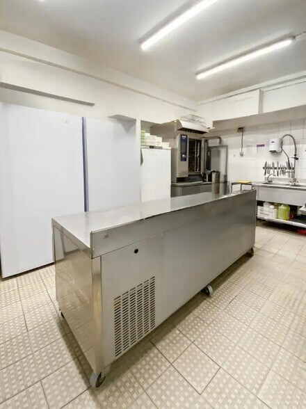 Retail in Paris to rent - Building Photo - Image 2 of 5