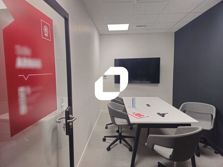 Office in Tremblay-en-France to rent - Building Photo - Image 3 of 13