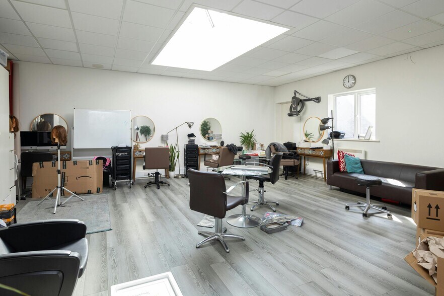 1-3 Sycamore Rd, Amersham for sale - Interior Photo - Image 3 of 10