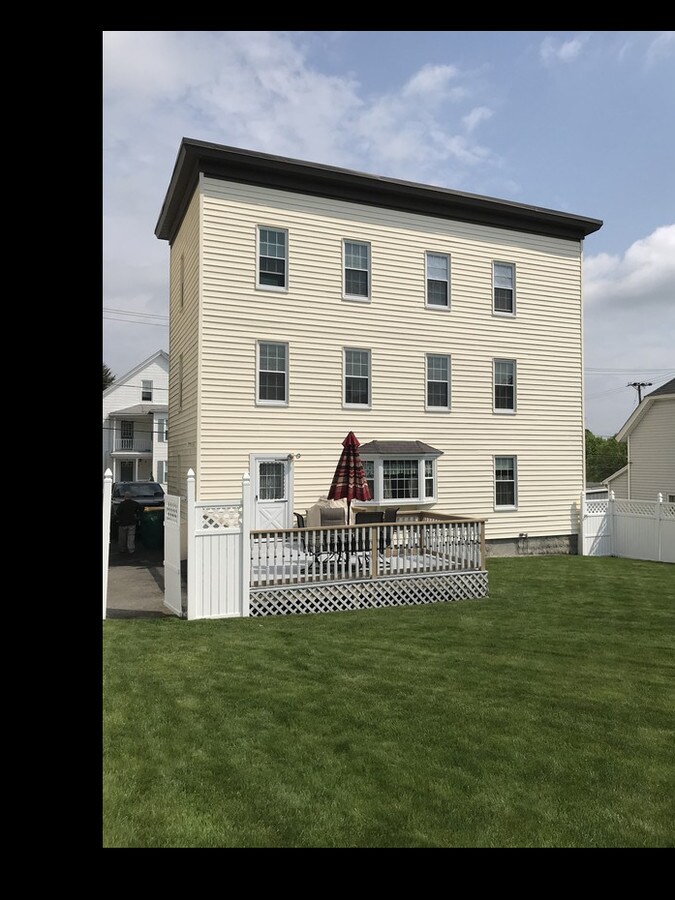 25 Rivulet St, Woonsocket, RI 02895 UK