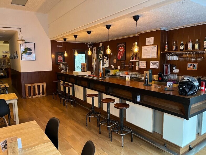 Retail in Madrid, Madrid to rent - Building Photo - Image 1 of 1