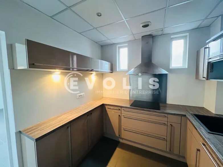 Light Industrial in Champs-sur-Marne to rent - Interior Photo - Image 3 of 7