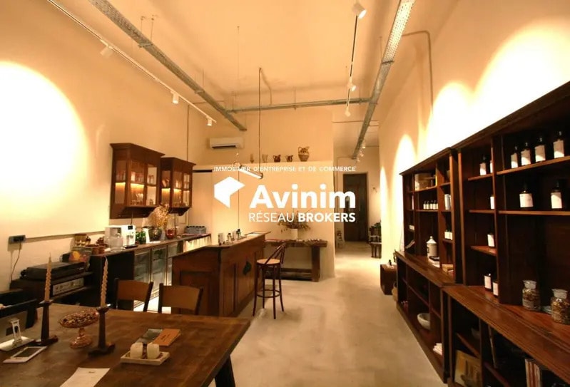Retail in Marseille to rent - Building Photo - Image 2 of 8