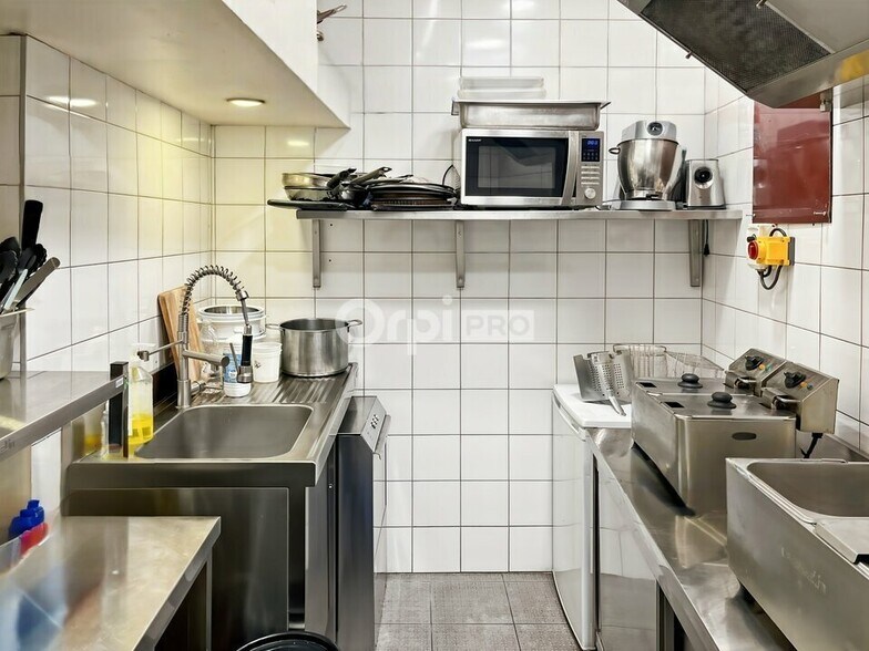 Retail in Marseille to rent - Interior Photo - Image 3 of 5
