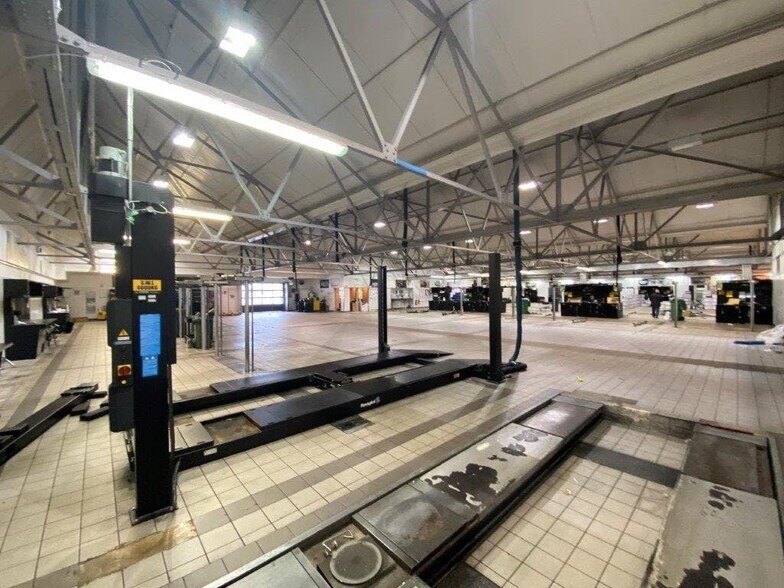 Portsmouth Rd, Surbiton to rent - Building Photo - Image 2 of 4