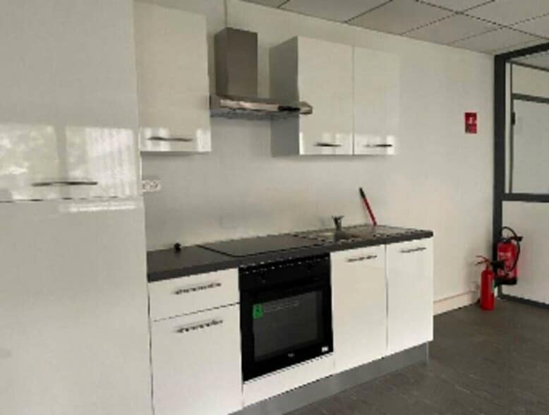 Office in Villeurbanne for sale - Interior Photo - Image 2 of 8
