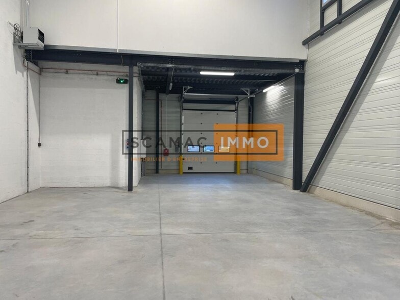 Industrial in Pontoise to rent - Building Photo - Image 2 of 8