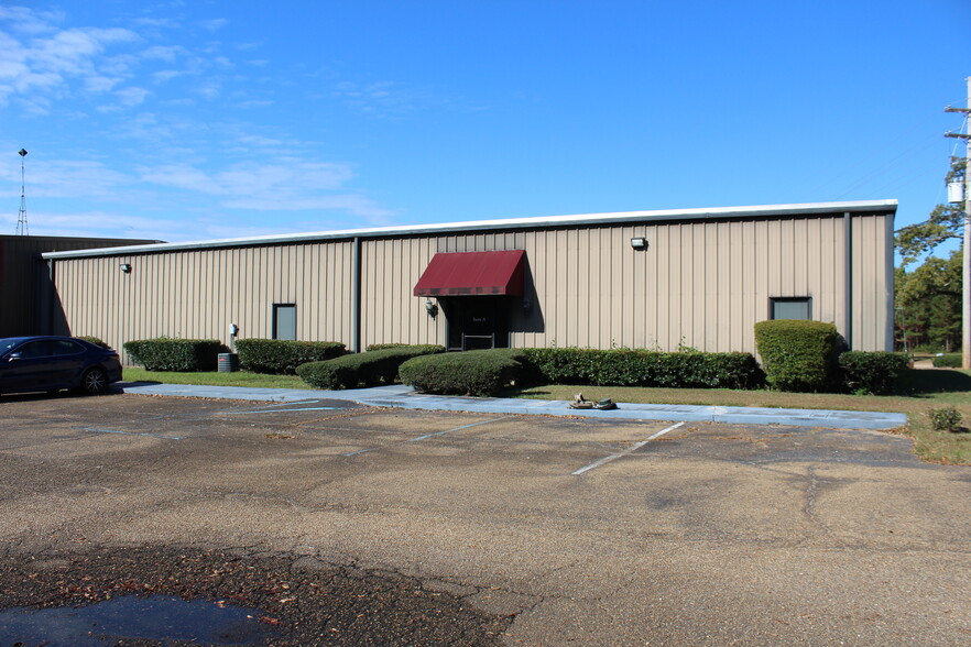 3720 Flowood Dr, Flowood, MS for rent - Building Photo - Image 2 of 15