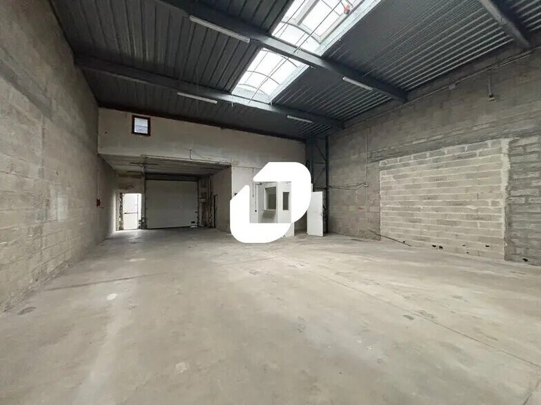 Light Industrial in Lisses to rent - Interior Photo - Image 3 of 7