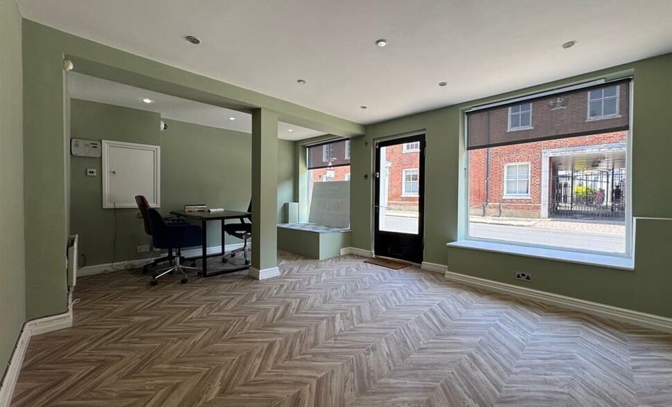 8 South St, Rochford to rent - Interior Photo - Image 2 of 2