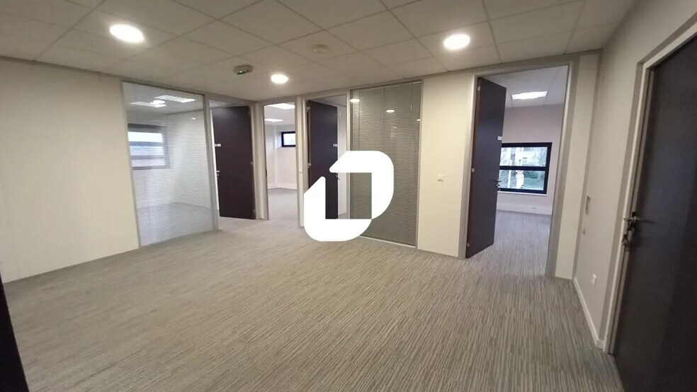 Office in Loos to rent - Interior Photo - Image 2 of 5