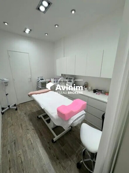 Retail in Paris to rent - Interior Photo - Image 2 of 2