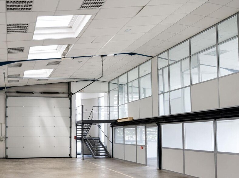 Industrial in Saint-Fons to rent - Interior Photo - Image 1 of 6