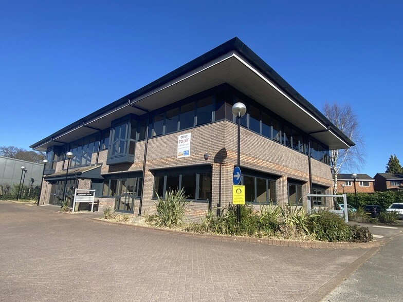 Gatwick Rd, Crawley to rent - Building Photo - Image 2 of 8