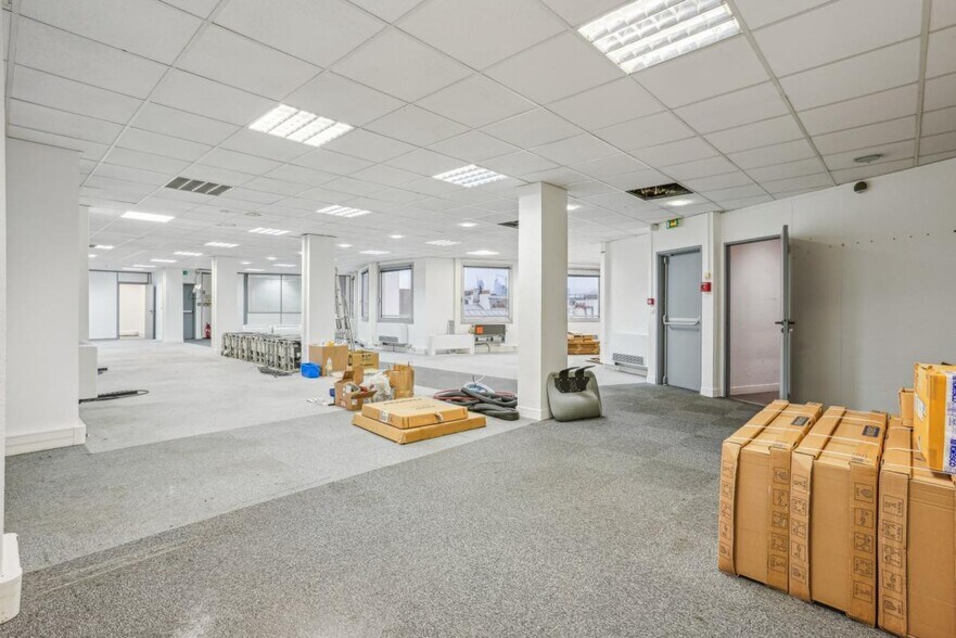 Office in Levallois-Perret to rent - Building Photo - Image 2 of 6