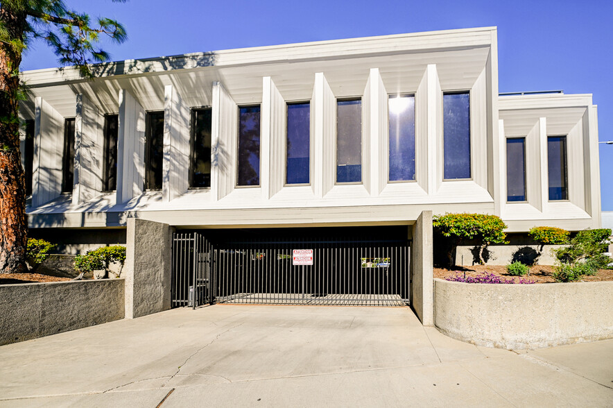 10841 Paramount Blvd, Downey, CA for rent - Building Photo - Image 3 of 33