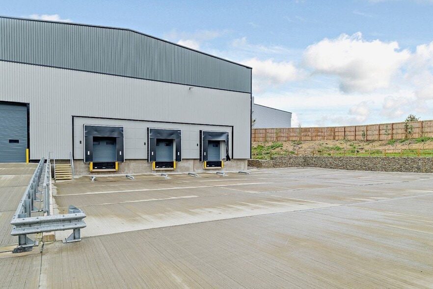 Foxdenton Ln, Manchester to rent - Building Photo - Image 3 of 7