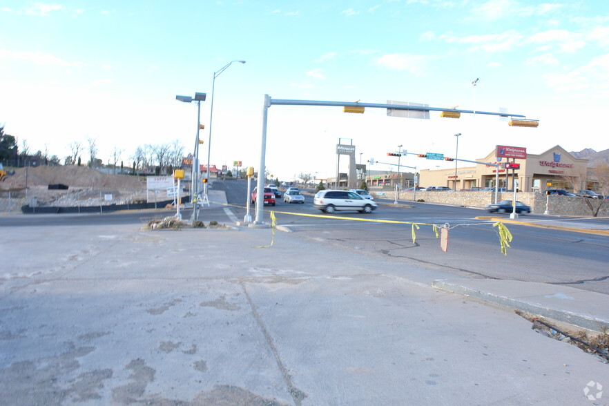 2725 N Mesa St, El Paso, TX for rent - Building Photo - Image 3 of 10