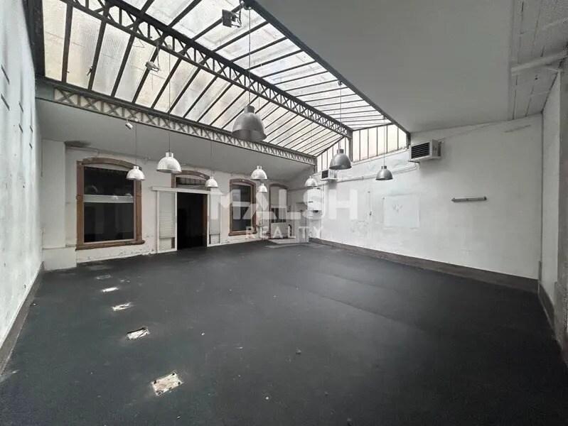 Retail in Lyon to rent Interior Photo- Image 1 of 7