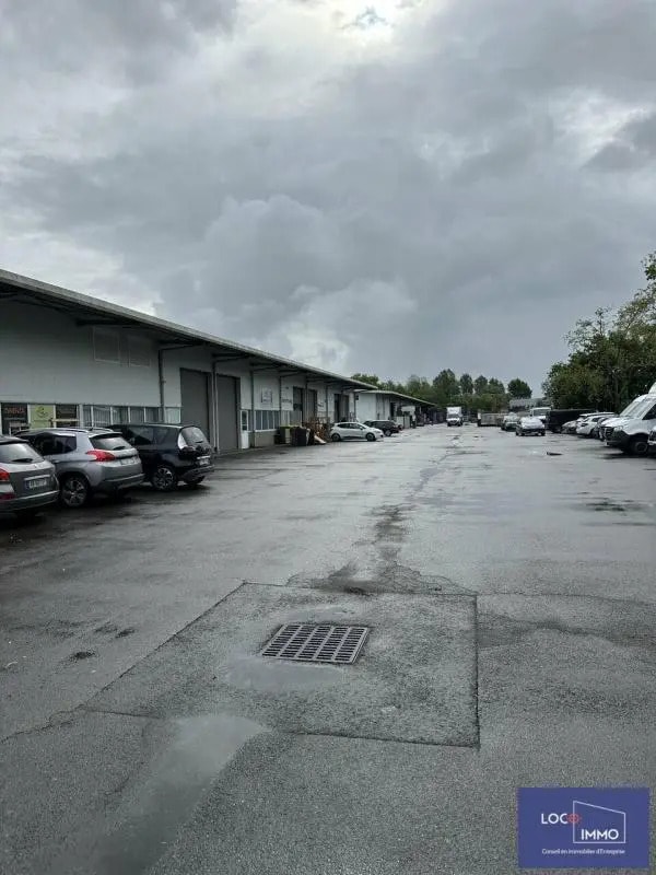 Light Industrial in Le Haillan to rent Building Photo- Image 1 of 7