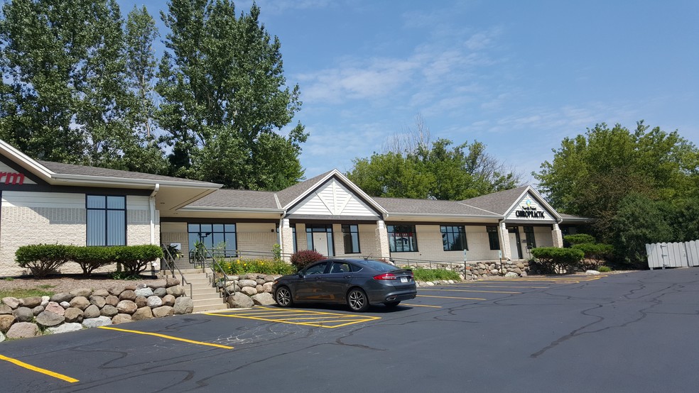 21150 W Capitol Dr, Brookfield, WI for rent - Building Photo - Image 1 of 14