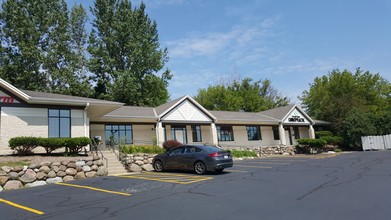 21150 W Capitol Dr, Brookfield, WI for rent Building Photo- Image 1 of 15