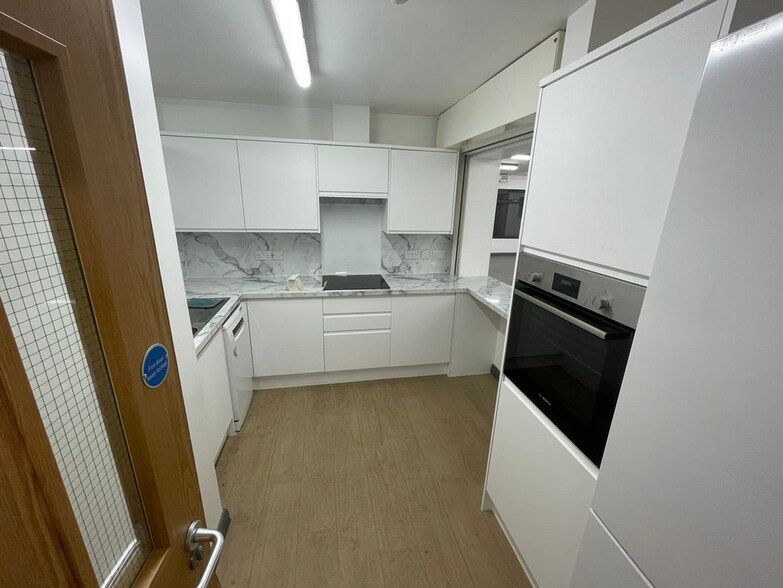 6 Edison Dr, Southall to rent - Interior Photo - Image 3 of 4