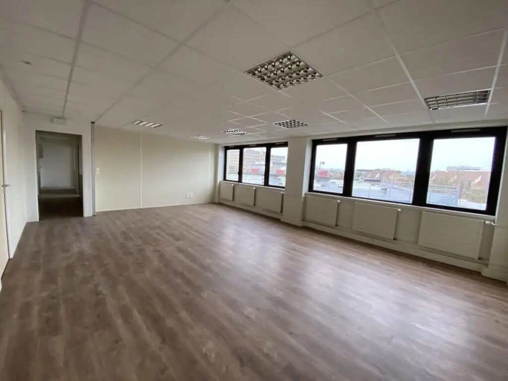 Location Bureaux 83 m² - Photo 1