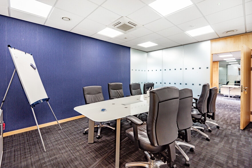 Queen Anne Dr, Newbridge to rent - Building Photo - Image 2 of 9