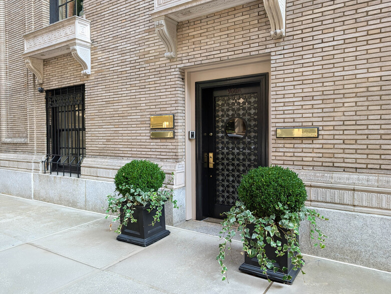 960-962 Park Ave, New York, NY for sale - Building Photo - Image 2 of 3