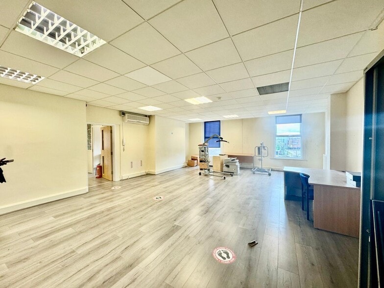 14-26 Victoria St, Luton to rent - Building Photo - Image 3 of 16