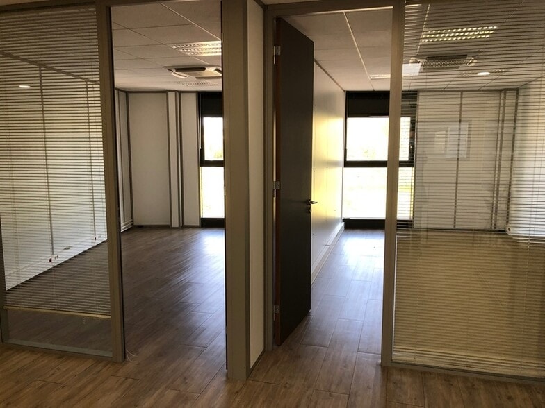 Office in Rillieux-la-Pape to rent - Building Photo - Image 2 of 8