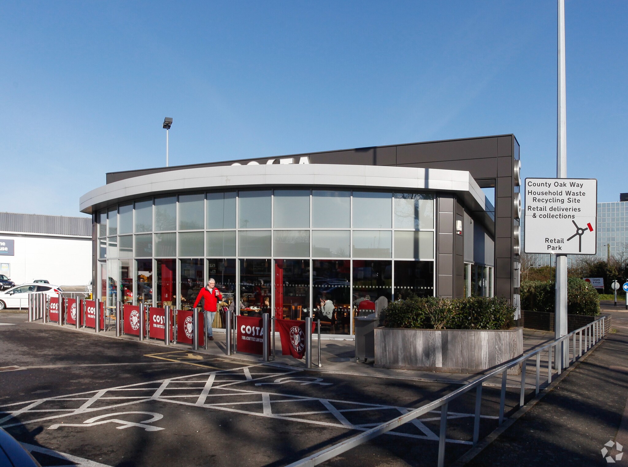 London Rd, Crawley for sale Primary Photo- Image 1 of 1