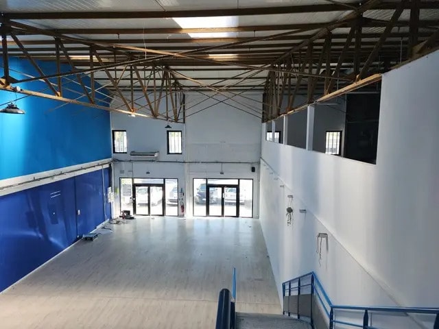 Location Commerce 750 m² - Photo 1